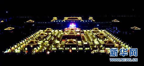 在张掖市甘州区碱滩镇古城村拍摄的九曲黄河灯阵(无人机拍摄)。(王生元 摄)