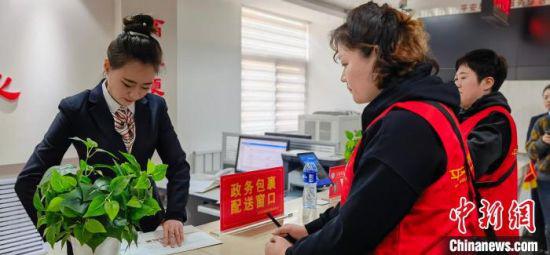 4月6日,兰州市城关区五泉街道政务服务中心,配送员领取“政务包裹”。 魏建军 摄