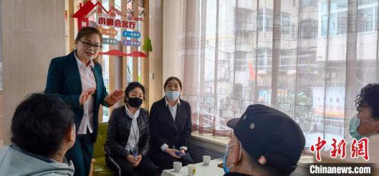 图为胡瑞兰(站)为居民调节纠纷。 魏建军 摄