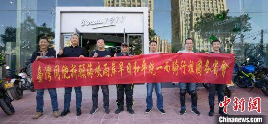 5月8日下午,台湾“骑士”陈文仁(中)与兰州摩友合影。 魏建军 摄