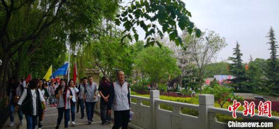 图为兰州市民参加健走活动。 魏建军 摄