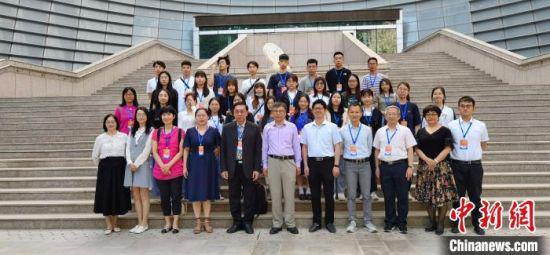 6月7日,中华优秀传统文化心理学应用工作坊在兰州大学启动。图为陇澳青年合影。 魏建军 摄