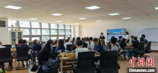 图为澳门大学学生在兰州大学参加“沙盘疗法”研学课程。 魏建军 摄