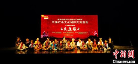 演出结束后,《大豆谣》剧组经验交流座谈会举行。 魏建军 摄