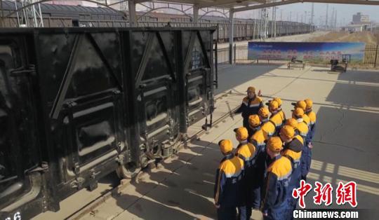 图为王铁林正在为年轻铁路职工讲解检车技能。 钟欣 摄
