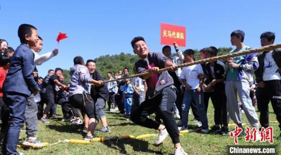 图为村民举行拔河比赛。 秦亭镇政府供图