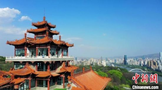 《青青兰州》MV日前上线。图为有山、有水、有城、有河的兰州。 《青青兰州》MV网络截图 摄