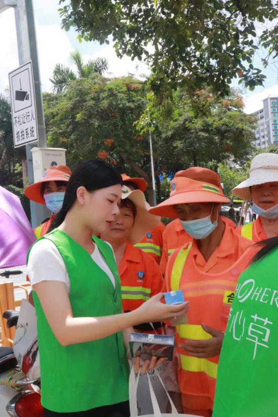 注解:蔻心草月月老师为环卫工阿姨派发礼袋