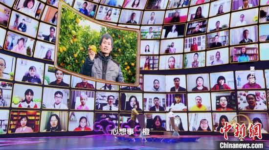 图为易守财在《中国诗词大会》(第六季)荧幕上推介家乡脐橙。 罗永皓 摄