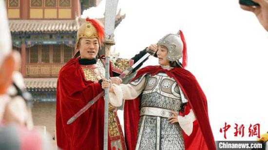 2020年9月下旬,金秋时节的甘肃嘉峪关关城。图为游客“穿越”体验古代将士。魏建军 摄