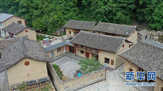 甘肃省陇南市康县长坝镇福坝村的村民小院(5月20日摄,无人机照片)。新华社记者 陈斌 摄
