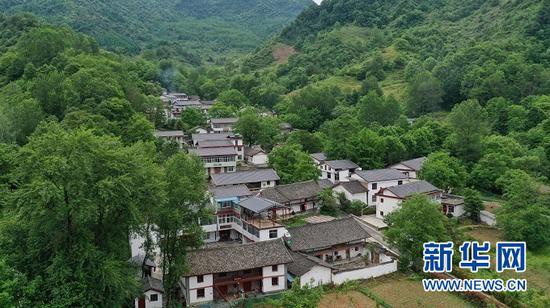 5月21日拍摄的甘肃省陇南市康县王坝镇何家庄村田园综合体(无人机照片)。新华社记者 陈斌 摄