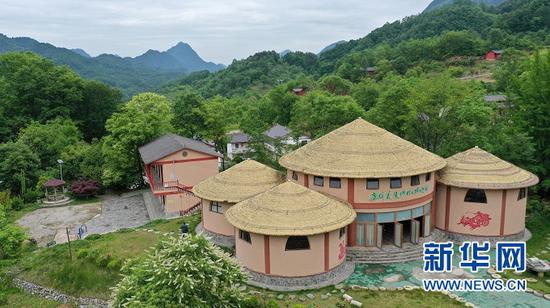 位于甘肃省陇南市康县王坝镇何家庄村的康县美丽乡村王坝主题馆(5月21日摄,无人机照片)。新华社记者 陈斌 摄