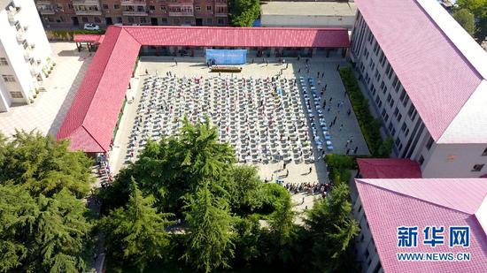 兰州市第六届青少年书法大赛在兰州东郊学校举行。