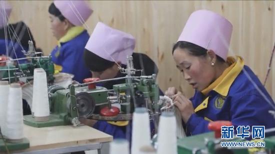 扶贫车间里的工人在认真工作。