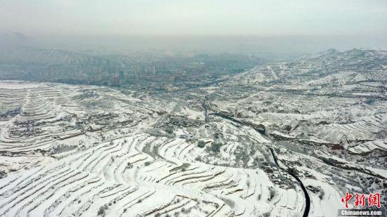 图为降雪后的黄土高原。 王金生 摄