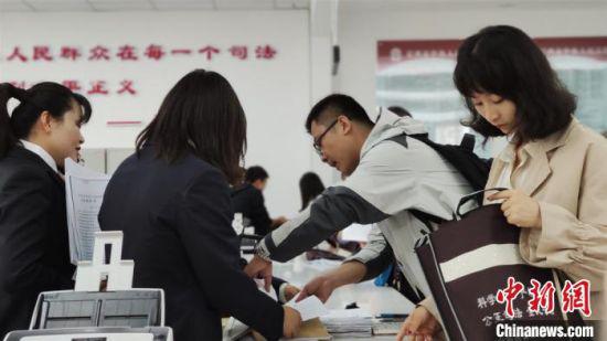 9月9日,定西市中级人民法院案件受理窗口工作人员正在进行流程讲解。