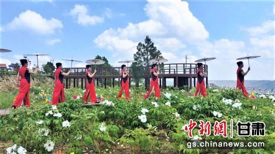 5月13日,平凉市崇信县牡丹文化园开园。图为旗袍展示。