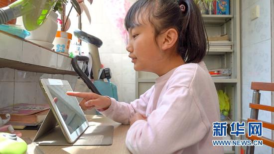 5月12日,芮芮在家通过电子设备学习。新华社记者 郎兵兵 摄