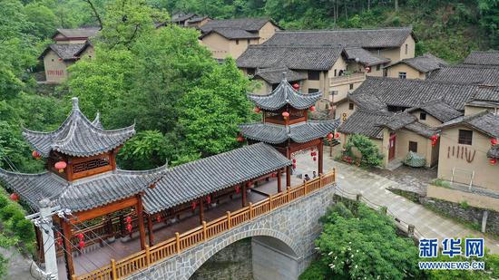 这是入选中国传统村落名录的陇南市康县岸门口镇朱家沟村(5月21日摄,无人机照片)。新华社记者 陈斌 摄