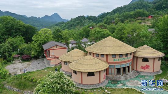 这是位于陇南市康县王坝镇何家庄村的康县美丽乡村王坝主题馆(5月21日摄,无人机照片)。新华社记者 郎兵兵 摄