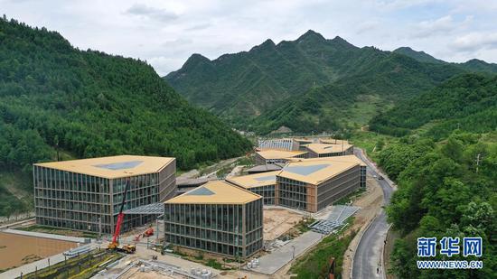 位于陇南市康县长坝镇的“一带一路”美丽乡村论坛会址建设进入尾声(5月20日摄,无人机照片)。新华社记者 陈斌 摄