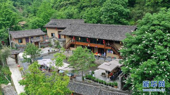 这是入选中国传统村落名录的陇南市康县岸门口镇朱家沟村一家特色民宿(无人机照片,5月21日摄)。新华社记者 陈斌 摄