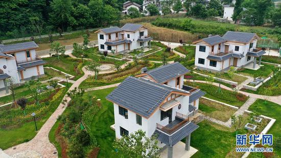 这是中建集团在甘肃省陇南市康县岸门口镇朱家沟村投资援建的民宿群(无人机照片,5月21日摄)。新华社记者 郎兵兵 摄