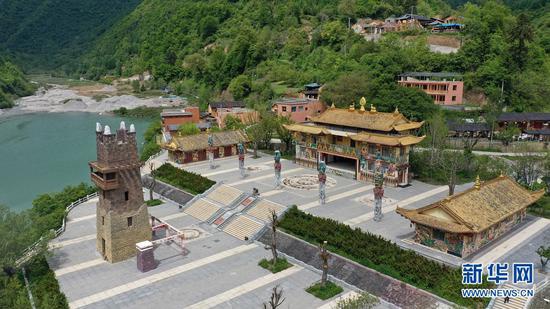 这是5月18日拍摄的陇南市宕昌县官鹅沟景区内的鹿仁村藏羌风情园(无人机照片)。新华社记者 陈斌 摄