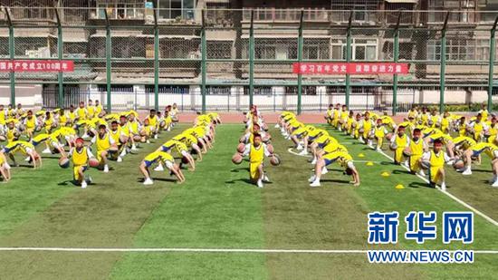 图为畅家巷教育集团五泉小学篮球特色操展演活动现场。(兰州市城关区教育局供图)