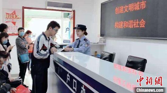 图为甘肃公安户籍部门为民众异地办理户口。(资料图) 甘肃省公安厅供图