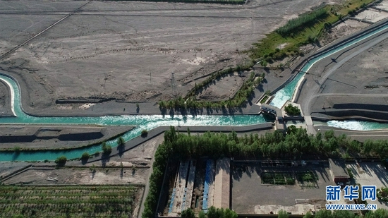 玉门市境内的疏勒河灌区昌马总干渠(2021年7月4日摄,无人机照片)。新华社记者 刘诗平 摄
