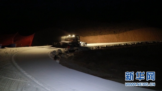 深夜,团队在压雪。受访者供图