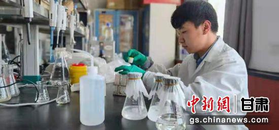 图为甘肃省膜科院一实验室。(资料图) 魏建军 摄