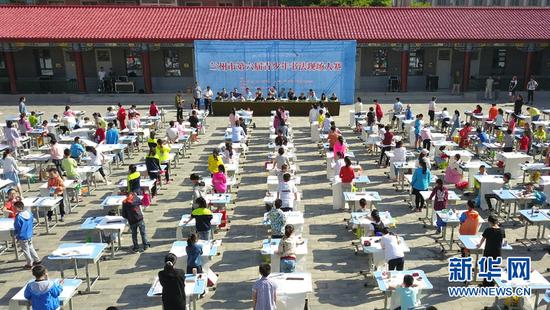 兰州市第六届青少年书法大赛在兰州东郊学校举行。