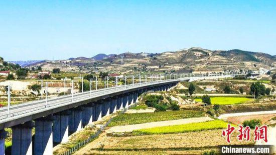 图为西银客专线路。 段文超 摄