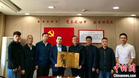 4月29日,甘肃驻尼泊尔商务代表处授牌仪式在甘肃兰州举行。 丁思 摄