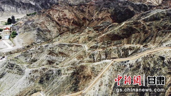 航拍嘉峪关悬臂长城。