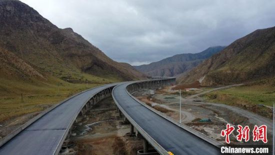 作为连霍高速和京藏高速的联络线，敦煌至当金山口高速公路是国家高速公路规划的重要干线。　何永旺 摄