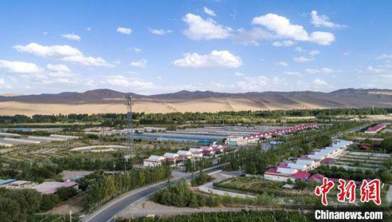 图为甘肃敦煌境内的“遍地开花”的新能源利用。(资料图) 许永涛 摄