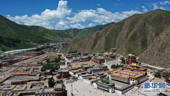 这是7月12日拍摄的拉卜楞寺建筑群(无人机照片)。新华社记者 杜哲宇 摄