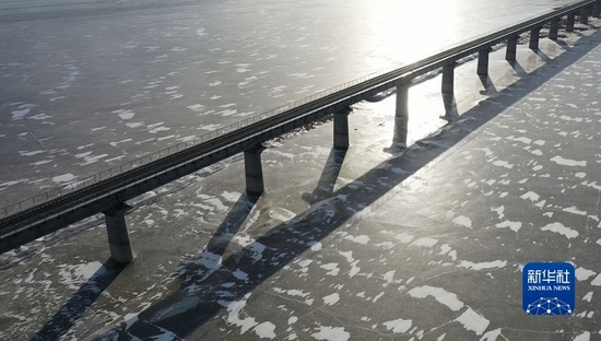 这是12月25日拍摄的酒额铁路黑河1号特大桥（无人机照片）。新华社 陈斌 摄