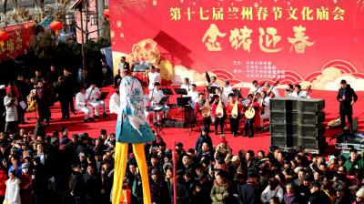 台上演出不重样,台下市民乐开怀。张建平摄