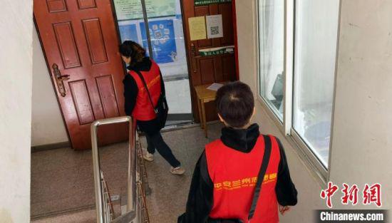图为配送员为居民送“政务包裹”。 魏建军 摄