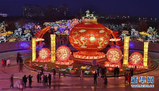 2月5日,游人在甘肃武威雷台庙会观灯。 新华社发(姜爱平 摄)