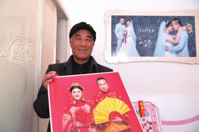 永登县通远乡67岁的火高俊老人搬进了新家,给准备结婚的儿子收拾新房