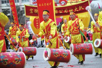 锣鼓喧天,热闹非凡。