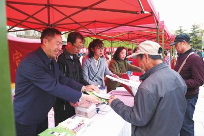 图为工作人员给市民发放宣传材料。□兰州日报社全媒体记者刘晓芳摄