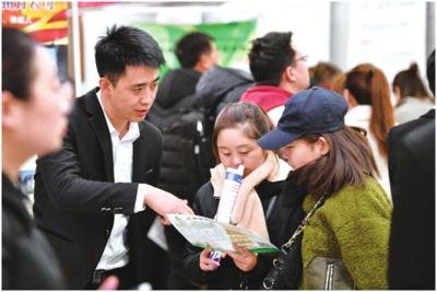 求职者在了解有关招聘信息 吕晟君摄