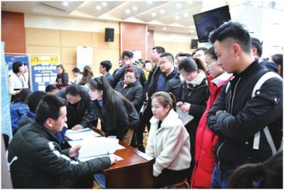 应聘人员与用工单位互动 吕晟君摄